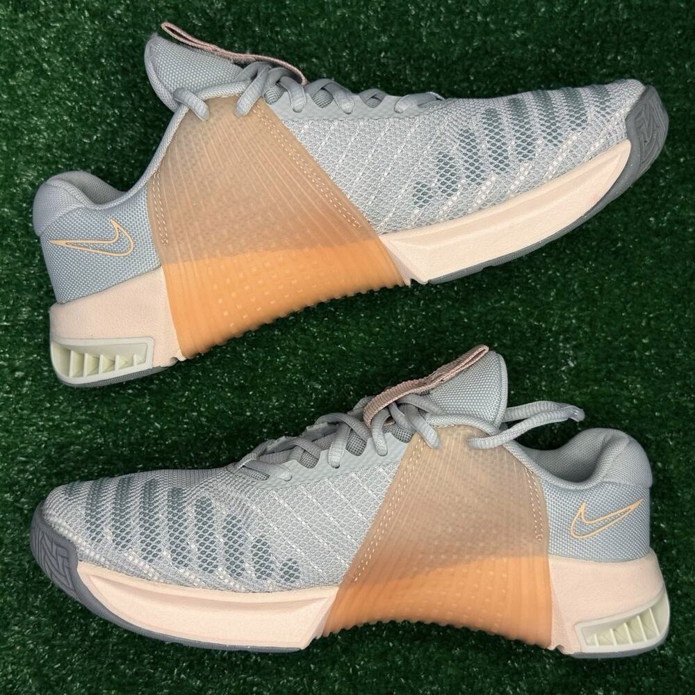 Nike MC Trainer 2 Womens 9 Mica Green Guava Ice DZ2537-002 Training - Picture 2 of 8